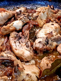 Una foto de Pollo asado con higos