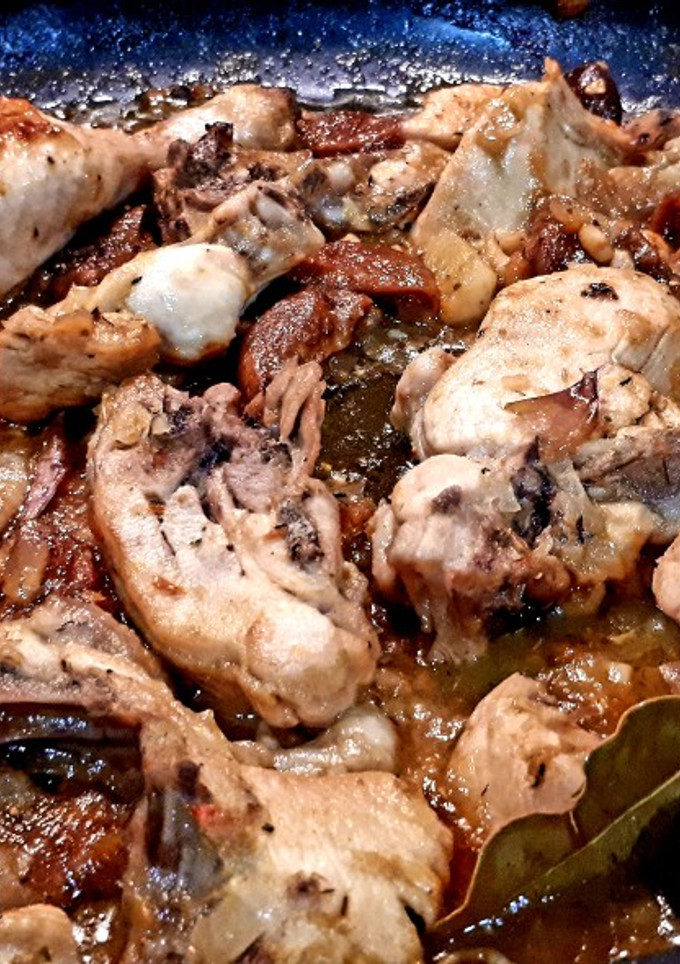 Una foto de Pollo asado con higos