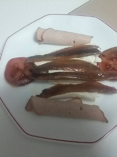 Una foto de 28. Tapa de queso con anchoas