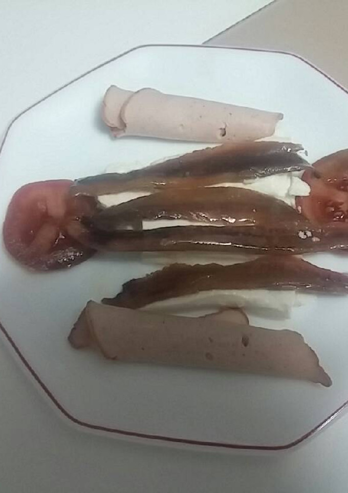 Una foto de 28. Tapa de queso con anchoas
