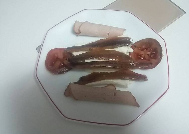 28. Tapa de queso con anchoas
