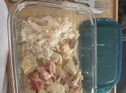 Une photo de riz poulet moutarde