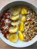 Desayuno saludable con yogur, fruta y avena
