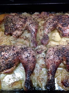 Una foto de Contramuslo de pollo al horno con patatas