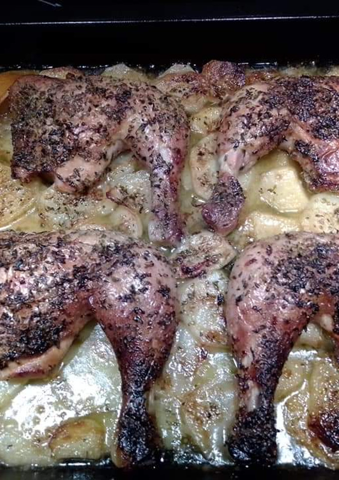 Una foto de Contramuslo de pollo al horno con patatas