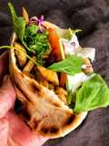 Gyros de pollo en pan pita