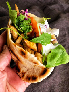 Una foto de Gyros de pollo en pan pita