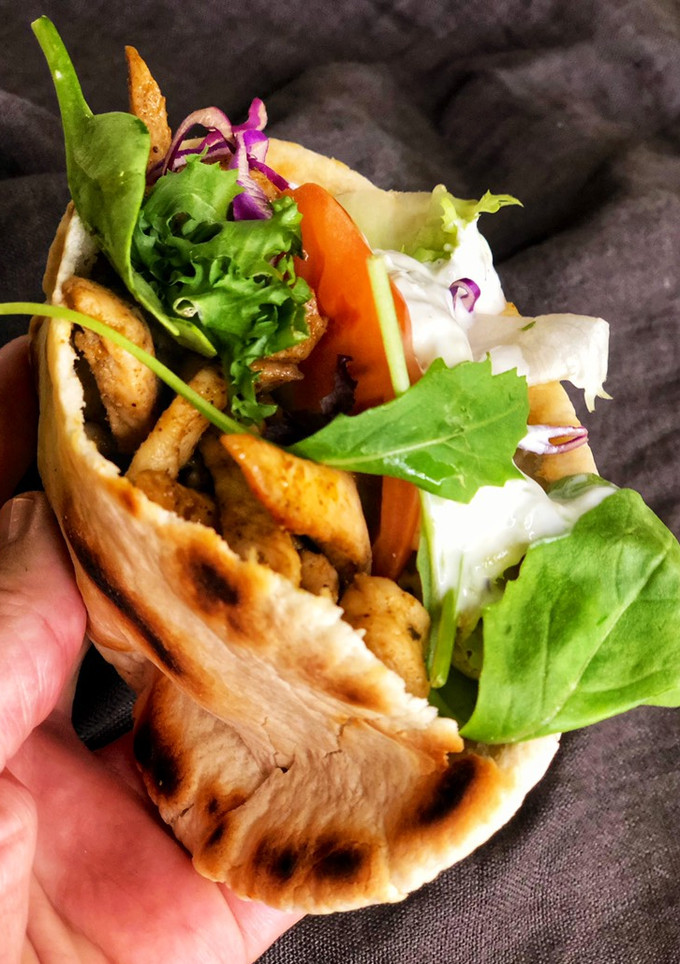 Una foto de Gyros de pollo en pan pita