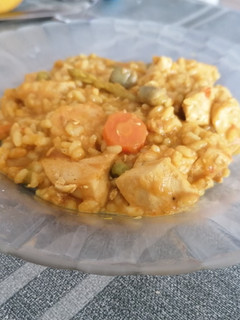 Una foto de Arroz amarillo con verduras y pollo