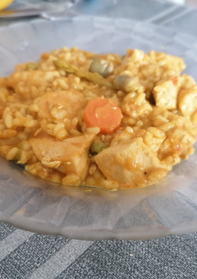 Una foto de Arroz amarillo con verduras y pollo