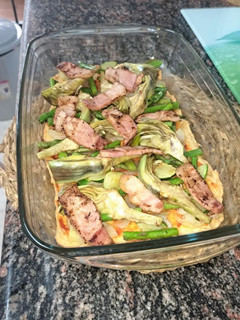 Una foto de Pizza de pollo y verduras (sin harinas)