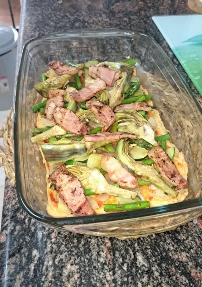 Una foto de Pizza de pollo y verduras (sin harinas)