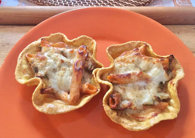 Cestini al forno di pasta all’uovo ripieni di penne funghi, asparagi e bufala