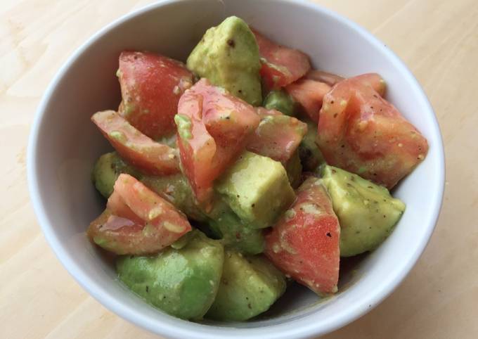 Five-minute salad with avocado & tomato