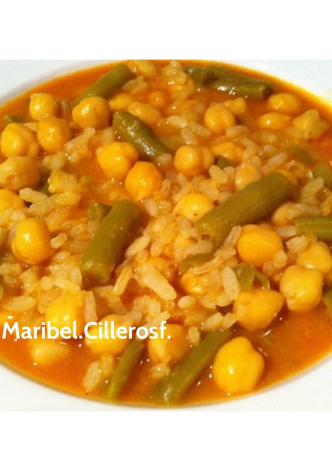 Una foto de Garbanzos con arroz y judías verdes