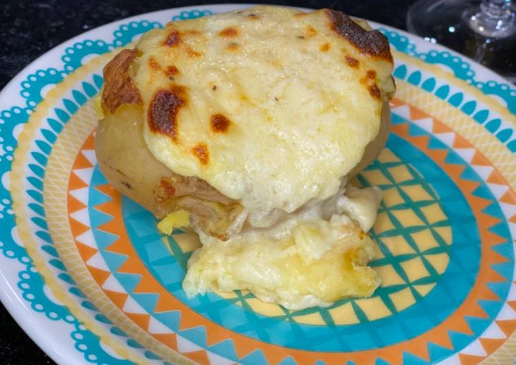 Batata recheada com molho branco e queijo canastra