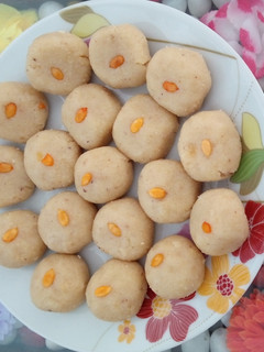 મલાઈ પેંડા નો પ્રસાદ (Malai Penda Prasad Recipe In Gujarati) રેસીપી મુખ્ય ફોટો