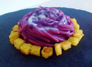 Foto di Spaghetti con cavolo viola, fonduta di gorgonzola e mollica piccante