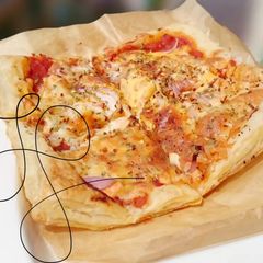 A picture of Salmon Puff Pizza.