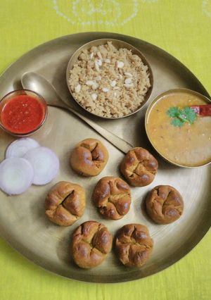 દાલ બાટી અને ચુરમા રેસીપી મુખ્ય ફોટો