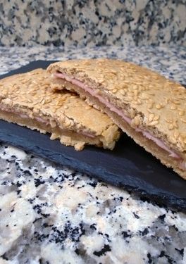 Una foto de Napolitana de jamón york y queso con masa de avena y yogur