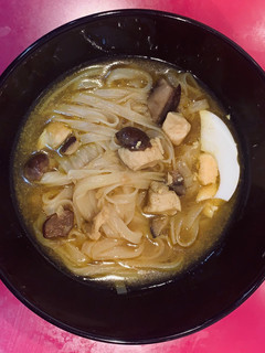 Una foto de Ramen de pollo y curry