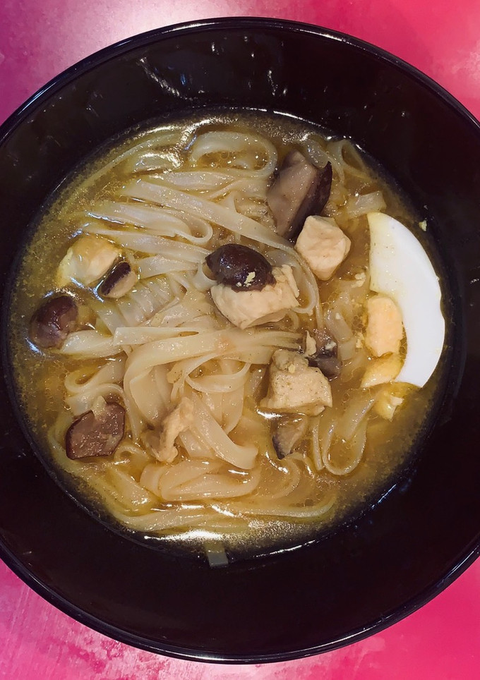 Una foto de Ramen de pollo y curry