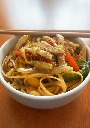 Una foto de Tallarines con pollo y verdura