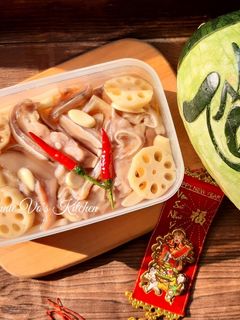 Hình của món Tai heo ngó sen ngâm chua ngọt.