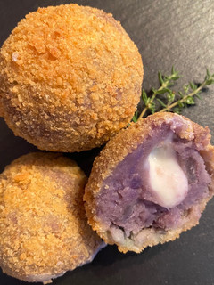 Foto di Crocchette di patate viola con cuore di bufala