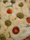 Focaccia con tomates cherry, aceitunas y romero