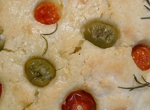 Una foto de Focaccia con tomates cherry, aceitunas y romero