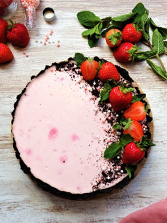 Una foto de Cheesecake de fresas y galletas oreo