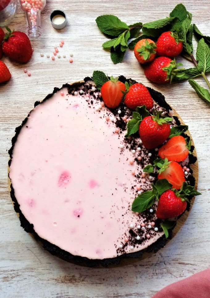 Una foto de Cheesecake de fresas y galletas oreo