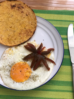 Una foto de Desayuno con arepa