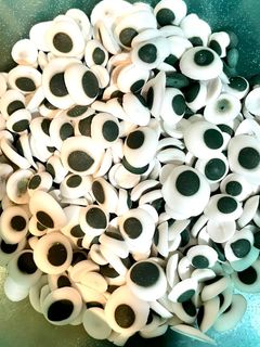 A picture of Candy Eyes (Made from Royal Icing) 👀.