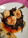 Spaghetto nero di seppia con melagrana e gamberoni