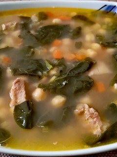 Una foto de Garbanzos con pavo y espinacas