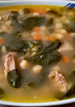 Una foto de Garbanzos con pavo y espinacas