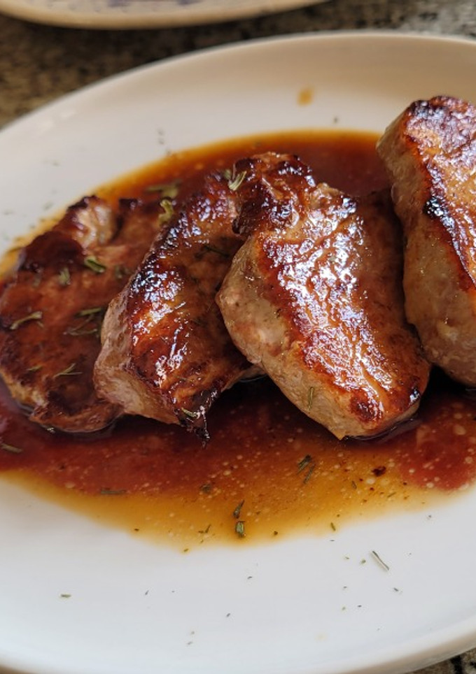 Una foto de Solomillo de cerdo con glaseado de cerezas