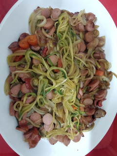 Una foto de Spaghetti de calabacín con verduras y frankfurt