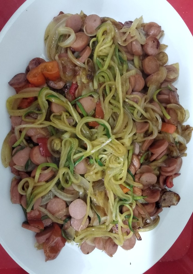 Una foto de Spaghetti de calabacín con verduras y frankfurt
