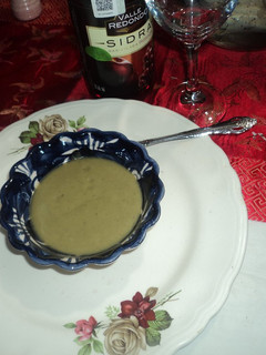 Una foto de Crema de aguacate y melón con menta, tequila y la hierba santa las Correa