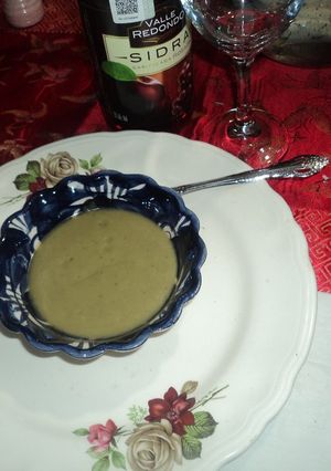 Una foto de Crema de aguacate y melón con menta, tequila y la hierba santa las Correa