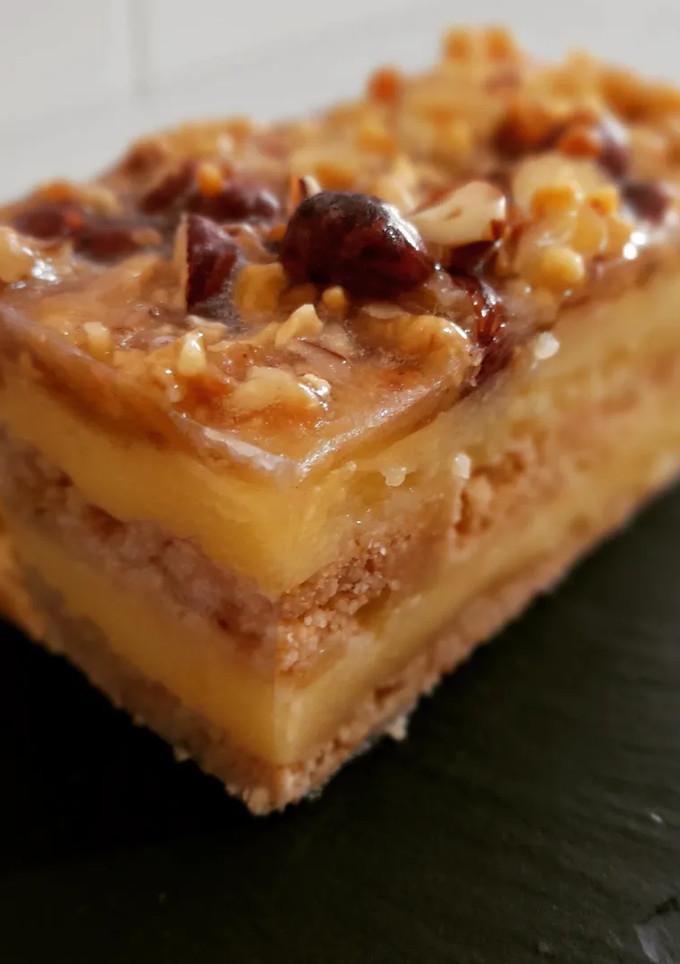 Una foto de Pastelillo de crema de limón y frutos secos