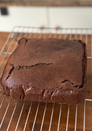 Foto principal de Bizcocho Funcional de Algarroba con Cacao Boost, Dátiles y Nueces