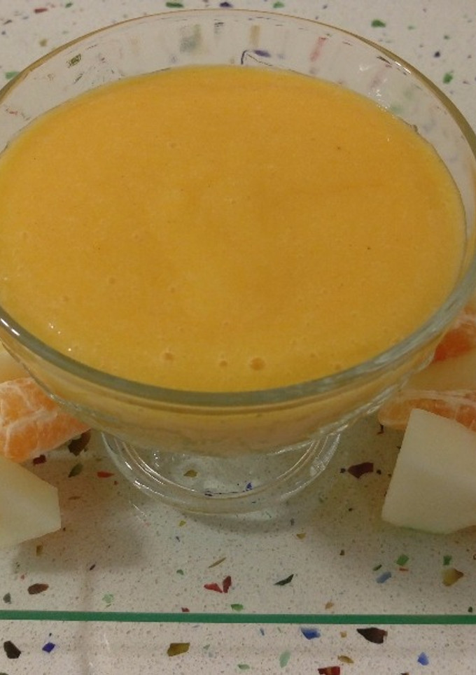 Una foto de Sorbete de piña y caqui con pinchitos de melón y mandarinas
