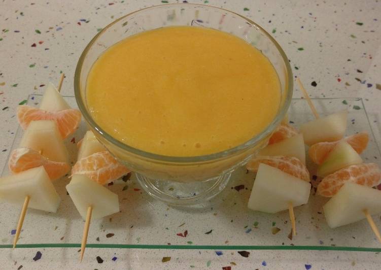 Sorbete de piña y caqui con pinchitos de melón y mandarinas