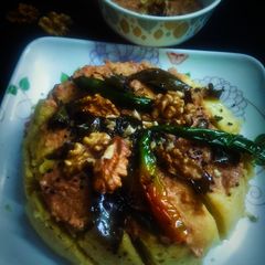 A picture of Walnut chutney dhokla.