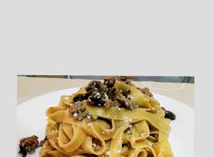 Foto di Tagliatelle con funghi porcini speck e salsiccia